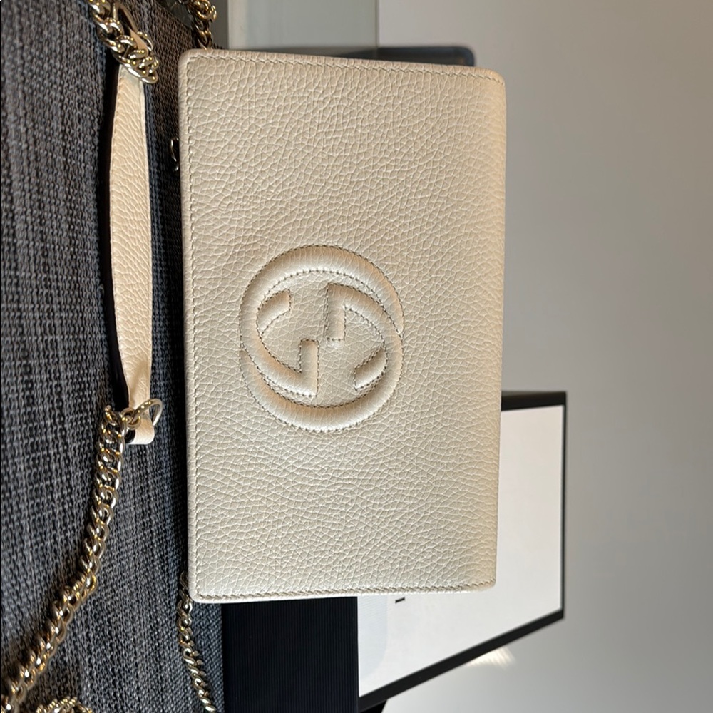 Gucci Ivory Leather wallet on the chain